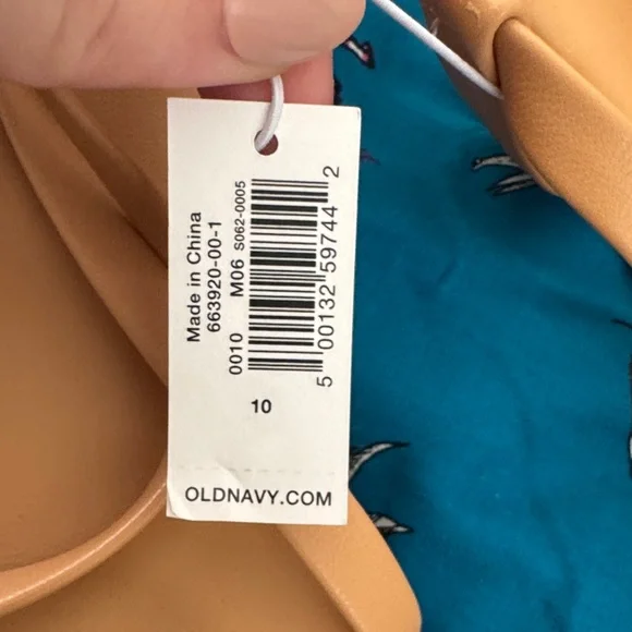 Old Navy Women's Tan Faux Leather Strappy Toe Ring
Sandals - Picture 8 of 9